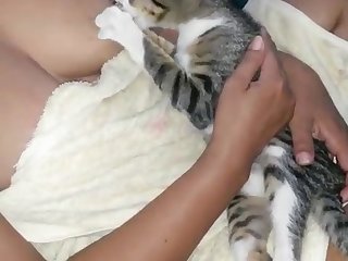 كان يض بها بلا هوادة ومثل اليوم السابق