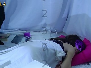结变软了，轻轻一拉，有点疼，狗的鸡巴从她体内抽了出来，精液流了一小股。