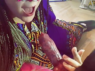 女主人迅速试图抓住她上方的横杆，把脚牢牢地放在地上