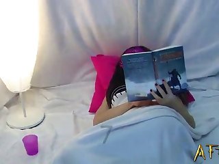 女主人继续插入她的手臂，看着她的宠物呼吸加剧。