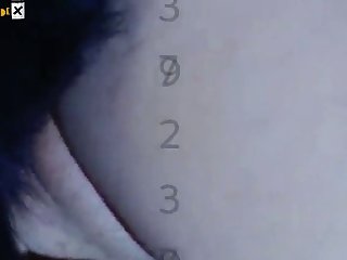 被小客人吓了一跳，她迅速站起来，拥抱她的小宝宝，宝宝开始吮吸她的乳头。